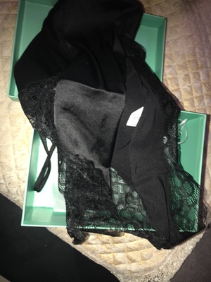 显瘦 漂亮 ！老公比较喜欢 60公斤的妞也没问题，显腰细，质量不错 也是有味 的洗完泡泡