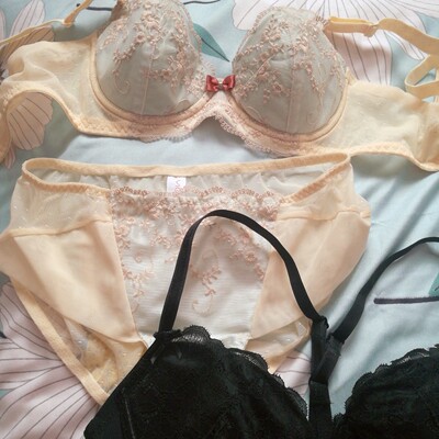 很好看啊,一直穿怡倩家内衣就是很有质感的。花花也很好看,质量也好,都是那种薄棉杯,再也不怕把海绵洗坏了,但是还是得注意啊。我这个都洗过了哈哈,一起洗的黑色也不掉色很放心。价格双十一买的很便宜,平时感觉贵贵的嘻:-P,前扣的罩杯比别的款要小一点点不过也还行辣,内裤有点大哈哈 很好看啊,一直穿怡倩家内衣就是很有质感的。花花也很好看,质量也好,都是那种薄棉杯,再也不怕把海绵洗坏了,但是还是得注意啊。我这个都洗过了哈哈,一起洗的黑色也不掉色很放心。价格双十一买的很便宜,平时感觉贵贵的嘻:-P,前扣的罩杯比别的款要小一点点不过也还行辣,内裤有点大哈哈