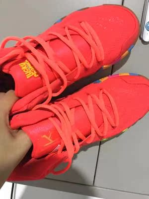 质感很好,上脚感觉很轻快,一点都不厚重,鞋底也很防滑,非常舒适 质感很好,上脚感觉很轻快,一点都不厚重,鞋底也很防滑,非常舒适