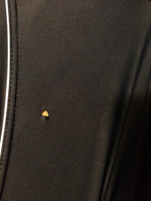 泳衣样子还可以。就是寄过来。面料上。竟然有一个破洞。如果不穿在身上撑开。是看不到的，正好破是前面。当天就跟客服说我也急着要游泳，就有了。当天客服说我们会处理。一直等到今天客服跟我说5到10块钱的手工费退给我。去裁缝那里补一补。我想这种有弹力的面料。没办法补。而且。现在补衣服的地方有没有地方找？非常的麻烦。退又退不了，因为我又用过了。所以我感觉。他们的泳衣次品的也拿来卖。各位到手时前后要仔细看。免费麻烦！