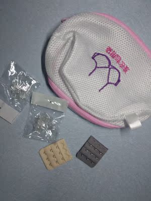 衣服很漂亮，蕾丝很精致，大小码数也合适，送了洗衣袋，透明胶带，加长扣，很贴心。物美价廉，物超所值，值得购买。物流给力，有需要还会再光顾的！