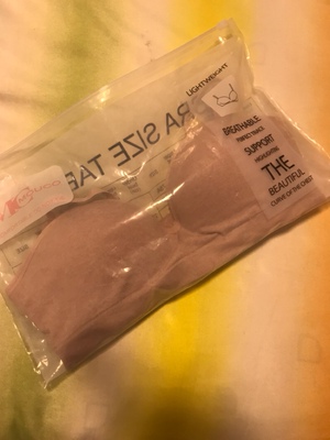 很漂亮的，放心购买。小仙女们，后边的话都是没有用的，你看不看都无所谓啦。你知道他们家质量好，上身好看就行了。我长得实在太磕碜了，不敢露脸啊。所以用了贴纸。质量非常好，与卖家描述的完全一致，非常满意,真的很喜欢，完全超出期望值，发货速度非常快，包装非常严实。总是以后上新还会光顾的。