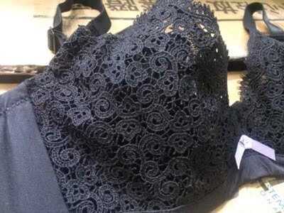 感觉买对了，超薄杯内衣女薄款，小软钢圈的，聚拢效果好，还有调整收副乳的功能，款式新颖，穿着舒适，肩带是固定可调节的，弹性很好穿着不会勒肩。内衣分三层，外层是性感蕾丝，中间是丝滑网纱，直接接触皮肤，内衬是兔耳朵防凸点设计，设计师很用心，设计很完美，店家的服务态度好，店铺的信誉也好，发货及时，还是保密发货，物流很流畅，值得信赖的一个店家，以后会常来光顾的，为你点赞