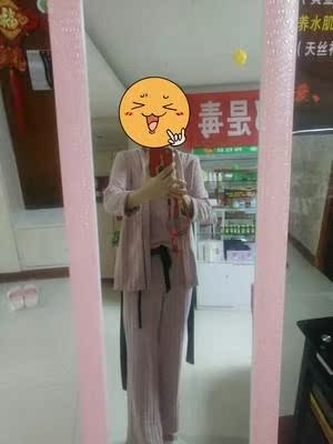 衣服很漂亮，质量也很好，厚薄适中，衣服回来先丢洗衣机洗了，没有掉色缩水，而且款式也很漂亮