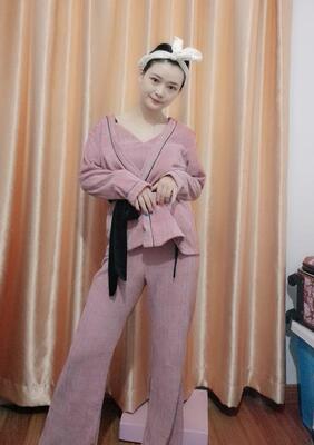 衣服收到了，颜色粉粉的，真是满足了我的少女心，好好看，穿上既洋气又有点小性感，很显肤色白，关键质量还挺好的，三件套穿起来很方便，超喜欢