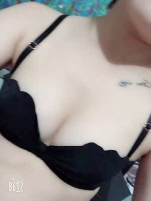 内衣面料特别好，穿着舒适，罩杯花边设计的也很别致。穿上又性感又可爱，发货速度也特别快，好评！