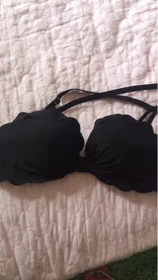 内衣面料特别好，穿着舒适，罩杯花边设计的也很别致。穿上又性感又可爱，发货速度也特别快，好评！