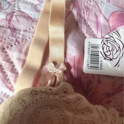 喜欢这个牌子的，穿着舒服，服帖还聚拢，这次这个肩带是防滑设计的，特别像我这种小胸还有赘肉的人，穿什么都不好看，这个内衣真是没话说，把肉肉都调到胸部去，长久穿戴还能调整胸型 ，以后都买调整型 的内衣了，产品质量好，穿出的效果非常好，只是在付款时操作问题没用到优惠券有点遗憾，店家服务热情，解说耐心，还给我退差价，太有爱了，发货及时。物流快，送货上门。满分好评！以后就买玫瑰柏拉图这个品牌了。