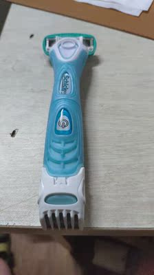 宝贝不错，剃起来很舒服，不夹毛，也不伤皮肤，很不错的宝贝
