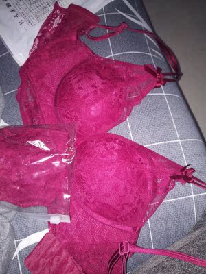 是深玫红，暗写，跟图片不符合哦，不是正红哦