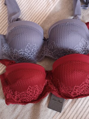 两个颜色都买了，颜色和样式真的很好看，审美真的很棒了，但是我穿稍微有一点点空，感觉罩杯稍稍大一丢丢