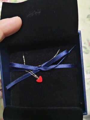 嗲死了(小红心)这个项链很显皮肤白,日本的工艺技术很赞,超级精致,想想在国内随便买条K金项链指定不便宜还各种撞款还土,这个是心头好,逢人就扯开领子炫耀,哈哈哈哈。。 嗲死了(小红心)这个项链很显皮肤白,日本的工艺技术很赞,超级精致,想想在国内随便买条K金项链指定不便宜还各种撞款还土,这个是心头好,逢人就扯开领子炫耀,哈哈哈哈。。