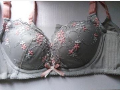 润微家的文胸真棒，都非常少女心！！！！！好喜欢啊，大家看人家品牌的面料就是不一样，超舒服的，一看就是棉的，穿上也很亲肤！看着质量非常不错，买了两件完全不一样的款式，试穿了带花的更适合我，但是三角杯的又更加的舒服，两款都很不错， 码数也没问题，很合适，总之太喜欢了挺不错的，穿着很漂亮 就是最近瘦了胸小了，穿上还是不会空杯， 很满意的，真的物美价廉，之前就听人说过润微内衣，试了是真的不错，希望穿久了质量不会下降 客服服务态度很好，很亲切，回复速度也非常快 在这里表白一下，以后就是常客了