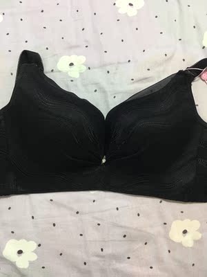 第一次在网上买内衣,买的还是我一直喜欢的都市丽人内衣,没想到还挺让我满意的,也穿了10来天了,穿在身上很服帖,很舒服,是薄款的,质量也很好,做工精细,洗了也不变型,很喜欢,还打算再买一款换着穿! 第一次在网上买内衣,买的还是我一直喜欢的都市丽人内衣,没想到还挺让我满意的,也穿了10来天了,穿在身上很服帖,很舒服,是薄款的,质量也很好,做工精细,洗了也不变型,很喜欢,还打算再买一款换着穿!