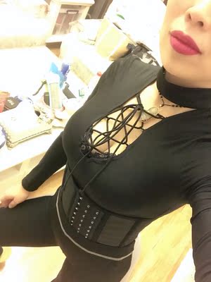 布料特别柔软亲肤舒服，很性感，穿着健身既吸汗又帅气，性价比很高，大爱！