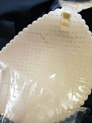 一开始怕胸大贴不住，收到看到这么粘也就放心了，参加婚礼一整天都没掉，胸型也能收得挺好，穿了三次了。质量还可以了，对得起这个价格！