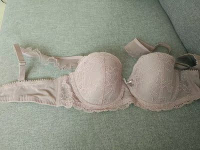 穿着很舒服，就是带子我不怎么喜欢吧！不过挺漂亮的