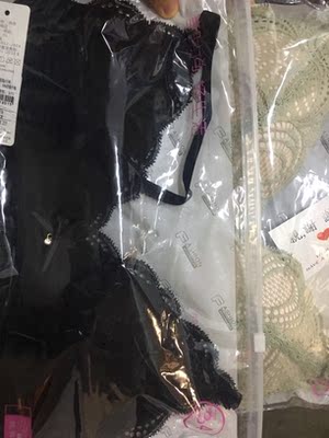 内衣很好，摸着很舒服，不过可惜发错颜色了我也懒得再退，黑色穿浅色衣服容易透，下次再买个绿的和粉的，绿的挺好看的