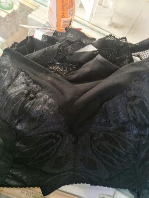 不仅包装高大上，质量也杠杠的，穿着也很舒服，客服态度超级好，先买了两个，其中的一个穿着不合适，客服二话没说给我包邮换货，换的这个超级漂亮，以后内衣就是她家的了