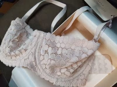 ！两件都超好看的，小盒子拿在手上特有重（因为是两件），送了拉长背扣的还有一对乳贴（虽然我不怎么用） 这一件是会透的哦，乳头那边会有颜色透出来，因为就是一层薄薄的，就是颜值很高，粉色真的超好看啊啊，就我觉得穿在衣服里面没什么，或者自己好好搭一搭 然后比起另一件，没那么贴合，不过也很不错的，不会空，我扣到最里面那个就不会跑了