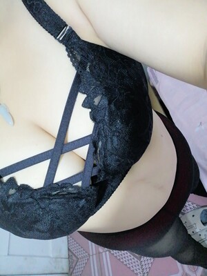 衣衣好性感，好漂亮，一点也不紧，感觉很舒服，是我喜欢的款式，是我想要的感觉。