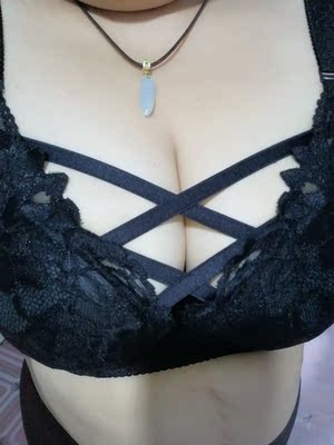 衣衣不掉色，包装很上档次，很漂亮，无异味，真的很性感。