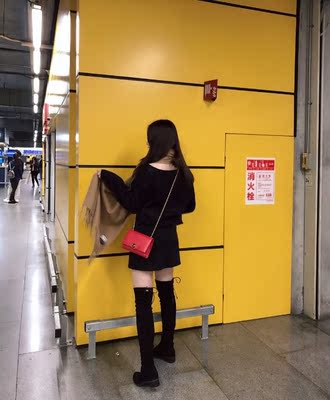 靴子很不错的哦，同事都夸好看哦，显的腿又长又直，鞋跟也很好走，一点也不打脚，上脚又显脚小，关键还是正品，真的是赚到了，还会再来的