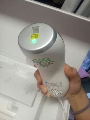 emmm   特意用了一个月以后才来追评 应该是一周用两次的，但平时有点忙，就抽空用了。 这是右胳膊这次做的。（哎。。。真的  没有毛确实白几个度啊   我为什么不能天生就是个水煮蛋   虽然自己本身也不白。。。） 左胳膊做得比较早，后来明显能看出来，左胳膊有很多地方长得比较慢。 说明还是有效果啦～（这个东西真的没有骗人） 当时买之前也一直翻评论，有人说很麻烦、很慢 确实有点麻烦，因为出光口比较小，但没看是医美级别的嘛，更放心用啦。变美就是有点漫长。 图二是包裹里所有东西，除了脱毛仪其他都是送的，不用自己再买了，很方便。 emmm，我自己一般用三挡，因为既不会太慢，能量又比较足。 在这里强调一点!原来也一直担心会有什么副作用，比如过敏长斑之类的，但是我用了一个月的地方真的什么都没有!这点我就很满意啦。 大家第一次记得按说明书上来用!防止有什么特殊情况! 祝大家和我寄几早点变得滑溜溜～!