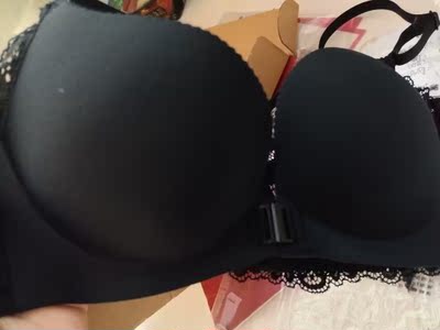 衣服收到了，质量比较不错，摸起来比较舒服，前扣的设计脱衣服的时候比较得劲   大爱哦