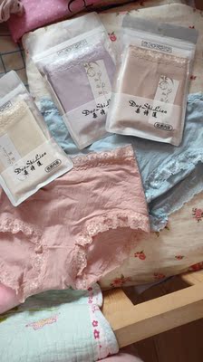 宝贝挺好的，是纯棉的，搞活动买的，四条随机还赠送了一条，质量没问题，大家喜欢的话可以入手哦，以后就在这家店里买东西了，内裤总需要更新的