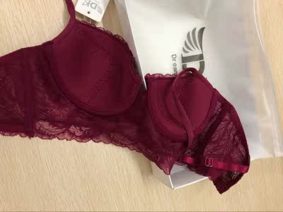 给老婆买的穿上大小正合身，穿上很漂亮又性感