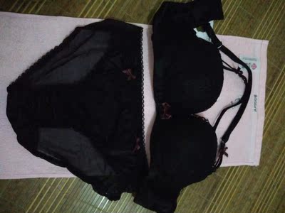 以前买一套内衣,内裤质量都不好,这个就很好。内衣很舒适,穿了也很适合。宝贝特别好,很聚拢,是我喜欢的。价格也很实惠,客服推荐的尺码很合适,穿着很舒服。价格也不贵,比别的家还便宜,好评。内衣真的超好看,面料很好,价格也很实惠。物流速度快,很惊喜。心里还是很开心的,它是厚款。宝贝颜色很正很漂亮,洗了一水也不掉色。