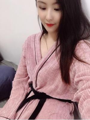 美美的睡衣收到货啦，面料摸起来很舒服，做工也精细，颜色好看，款式新颖，穿在身上很漂亮，超级喜欢