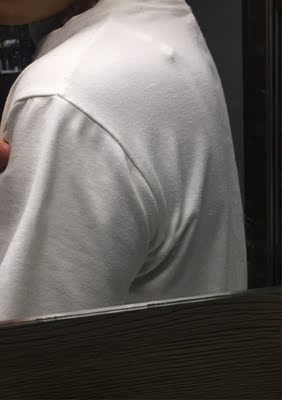 调整扣在肩上尴尬的位置 夏天的衣服都可以看出来 整体一般这个价格真心贵了