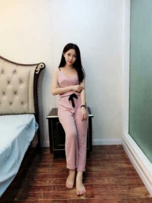 实物和图片没有差别，看着是一模一样的，感觉满满的少女感，挺好看的。厚度还是蛮可以 的，摸着感觉很厚实，有质感，有份量。做工也不错，没有错缝的地方，也没有多余的线头 。试了一下，面料真的是很舒服，软呼呼的，也暖呼呼的，觉得特别的保暖。总的来说，很 满意，感觉买的还是蛮值当的