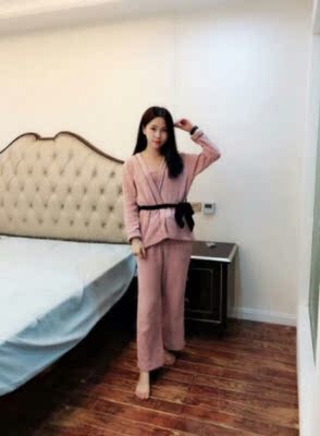 实物和图片没有差别，看着是一模一样的，感觉满满的少女感，挺好看的。厚度还是蛮可以 的，摸着感觉很厚实，有质感，有份量。做工也不错，没有错缝的地方，也没有多余的线头 。试了一下，面料真的是很舒服，软呼呼的，也暖呼呼的，觉得特别的保暖。总的来说，很 满意，感觉买的还是蛮值当的