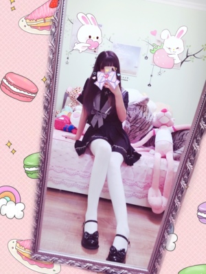 白色棉袜搭配黑色制服美美哒！