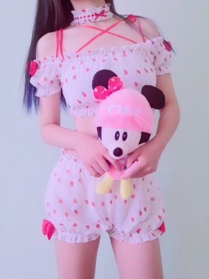 非常好看，肩上的绑带自己可以随意系，我灵机一动自创交叉系法，别有一番风味哇！哈哈哈，南瓜裤也特别可爱，之后可以自用打底，非常实用的小套装呀！棒极了，非常喜欢！