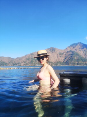 皮肤白还好，黑的话更显黑。但是颜色很亮，荧光橘粉。