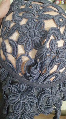 无钢圈的,总体偏厚,没有想像中的那么有聚拢效果,花纹设计有点太过繁杂了,缝线方面应该更加强注意一下,性价比高,适合胸型本来就好的妹子 无钢圈的,总体偏厚,没有想像中的那么有聚拢效果,花纹设计有点太过繁杂了,缝线方面应该更加强注意一下,性价比高,适合胸型本来就好的妹子