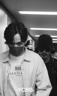 我现在处于崩溃的边缘&hellip;为什么&hellip;因为我已经写了很多评价了！直到现在！看到内外的这么多款内衣要写评价我真的要崩溃了啊啊啊啊～但还是要好好写的！内外的内衣我是第一次买，但是被朋友安利过！所以有活动的时候毫不犹豫的入了！到手穿上之后惊为天人！哇！真的给我整平胸了&hellip;虽然我是75A&hellip;哈哈哈还有最重要的一点！真的很舒服！有的时候就感觉像是没穿内衣一样！但是下胸围有点不合适！和朋友整体拼单买的&hellip;我还要帮他们写评价&hellip;真的要哭了&hellip;