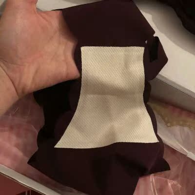 颜色也很正没有色差，很漂亮，内衣打开没有味道，洗了不掉色不变形，质量特别好，穿身上非常贴身，穿了也不勒，内衣弹性也很好，也很满意，值得购入