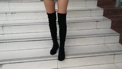 第一次在网上买这么贵的鞋子，lowland是我一直钟意的款式，在专柜看了好几次，这次还是决定入手了，穿上又瘦腿有显腿长，穿衣搭配都是美美的，越看越钟意越喜欢，其他姑娘也可以考虑考虑哦