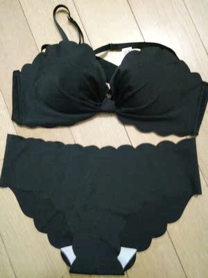 文胸收到很惊喜，质量很好，款式特别漂亮，我属于小胸穿上很合适，不空杯，面料比较舒服，推荐购买。