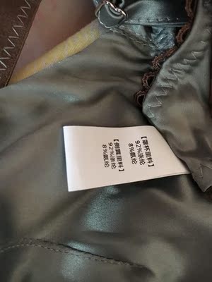 首先说重量吧，拿到的时候真的不敢相信，和文件夹一样的感觉，超级轻薄，不过材质不含一点棉让人很失望，而且胸贴的位置超级大，感觉穿着的时候会跑出来，带子的地方不是松紧的是调节纽扣这点也很麻烦，因为在背后的位置，试穿了一下下，虽然我胸型外扩但是挺好看的，买这种就是为了让胸看起来不那么大，好了，说了那么多废话，我就是觉得这个东西贵了，现在人都讲究包装，不讲究东西质量了？