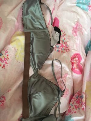 首先说重量吧，拿到的时候真的不敢相信，和文件夹一样的感觉，超级轻薄，不过材质不含一点棉让人很失望，而且胸贴的位置超级大，感觉穿着的时候会跑出来，带子的地方不是松紧的是调节纽扣这点也很麻烦，因为在背后的位置，试穿了一下下，虽然我胸型外扩但是挺好看的，买这种就是为了让胸看起来不那么大，好了，说了那么多废话，我就是觉得这个东西贵了，现在人都讲究包装，不讲究东西质量了？