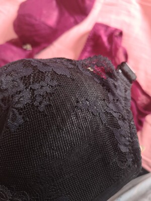 搞活动买的很便宜，买回来大了一点又换了小码，小码罩杯又小了一点，不想来回再折腾一次了，就凑合穿吧，毕竟价格非常便宜，内裤太小非常不舒服洗完试了次就再也不想穿了，送的M码内裤完全是鸡肋，说实话不如不送，这应该是第一次也是最后一次买这个牌子