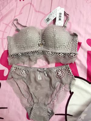 感觉荷韵阁的内衣都好好看哦，这套真的超美，穿着舒服，厚度也合适，就是内裤太性感了哈哈哈，不过我是奔着内衣来的，喜欢喜欢~