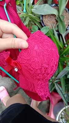 颜色很好看，穿起来很聚拢居中，不跑杯。很满意！