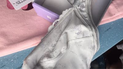 宝贝的质量很好，而且真的很薄哦，款式是蕾丝的，爱上去性感可爱，非常喜欢，价格在合适不过啦。几十块钱可以买到这样的内衣实在是让我很满意啊！还显得胸小，建议胸大的妹子买偏小一码的。自己感觉有点点偏大哦